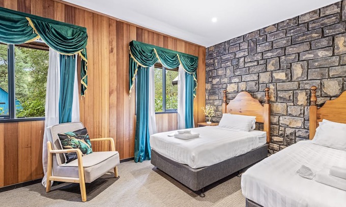 Emerald Apartment | Cozy Little Acorn: Family-Friendly Retreat with Kitchen