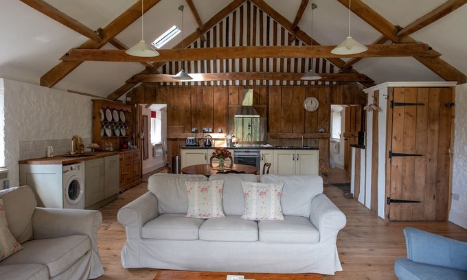 Barwick Cottage | Discover The Granary: Pet-Friendly Retreat with Garden