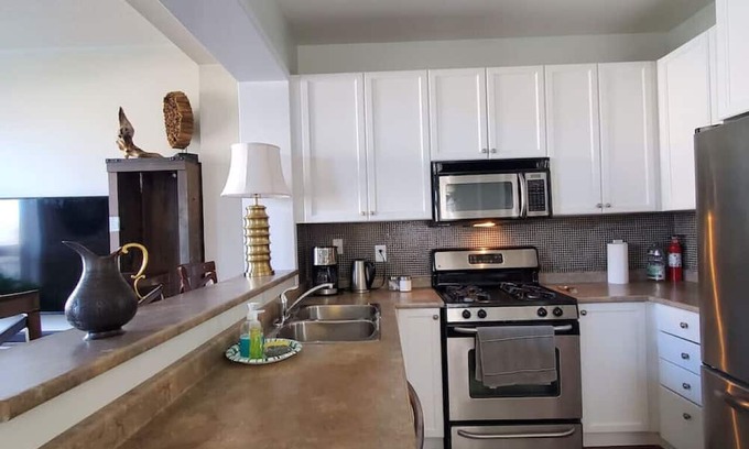West Oak Trails House | Elegant 3BDR House in Oakville with Spa & Family Amenities