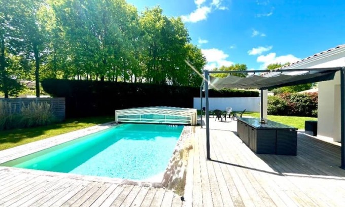 Etaules House | Cozy Vrbo Property: Pet-Friendly with Breakfast Included
