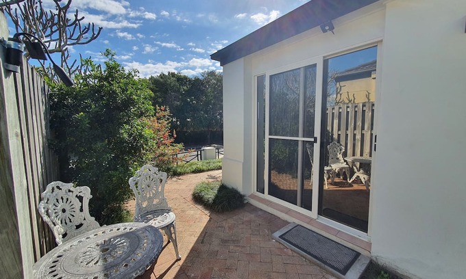 Merrimac Apartment | Cozy Gold Coast Private Studio with Spa and Hot Tub