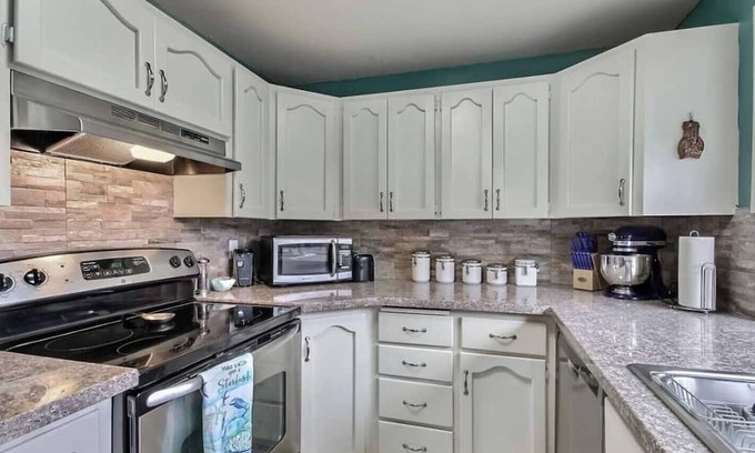 Des Moines House | Inviting Escape: Child-Friendly Stay with Kitchen Access