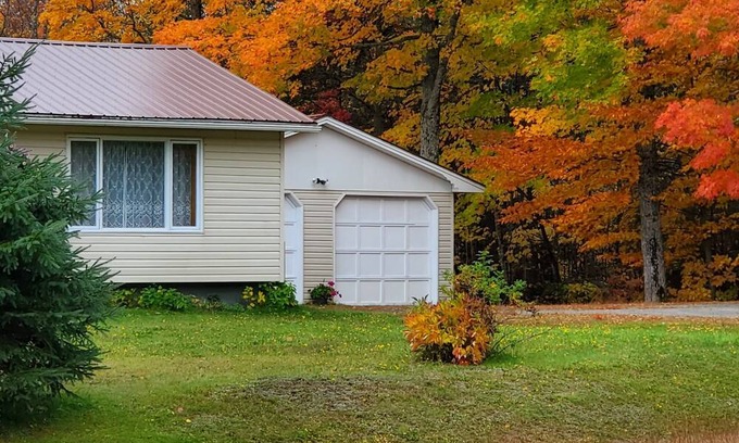 Central Hainesville House | Perfect 3-Bedroom Retreat with Pond Near Crabbe Mountain