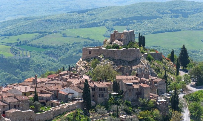 Castiglione d'Orcia House | Discover GUGNOLO: Pet-Friendly Farmhouse in Val d'Orcia