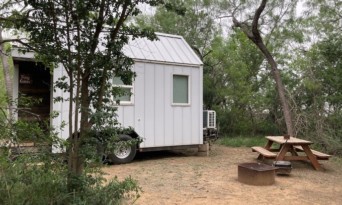 Elmendorf Apartment | Cozy Tiny Home in Forest Near San Antonio with Hot Tub