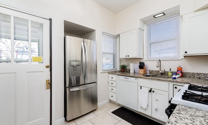 Maplewood House | Cozy Cottage in Maplewood - Pet Friendly and Family Ready