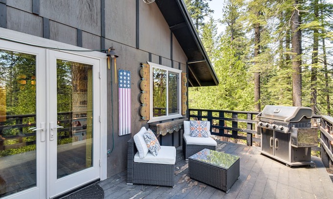 Arnold Cabin | Guest Rated 10/10 Arnold Cabin with Deck & Cozy Stove