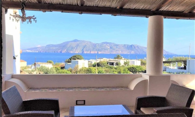Lingua House | Casa Il Faro: Sea View Retreat Steps from the Beach