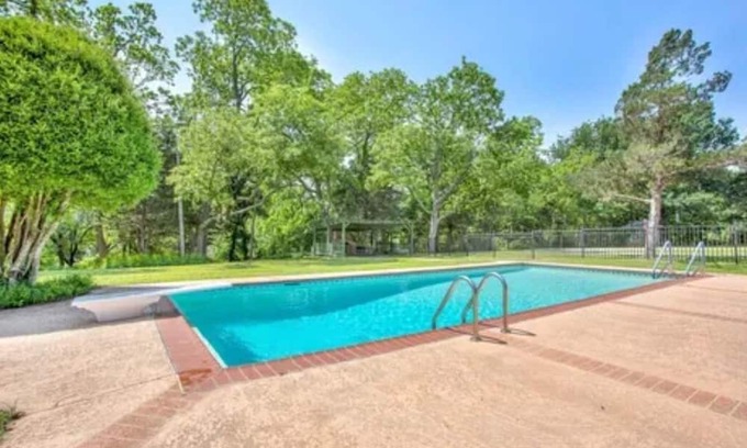 Sherman Cottage | Discover Oasis In The Suburbs: 10/10 Guest Rated Retreat