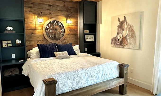 Lynn Apartment | Inviting Mountain Retreat with Wildlife Path and Deck Views