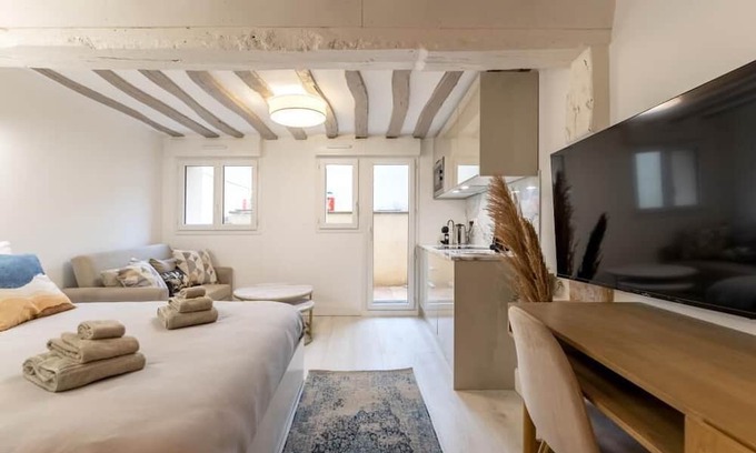 Rouen City Centre Apartment | Cozy Le Caron-2 Studio Suite with Terrace & Family Amenities