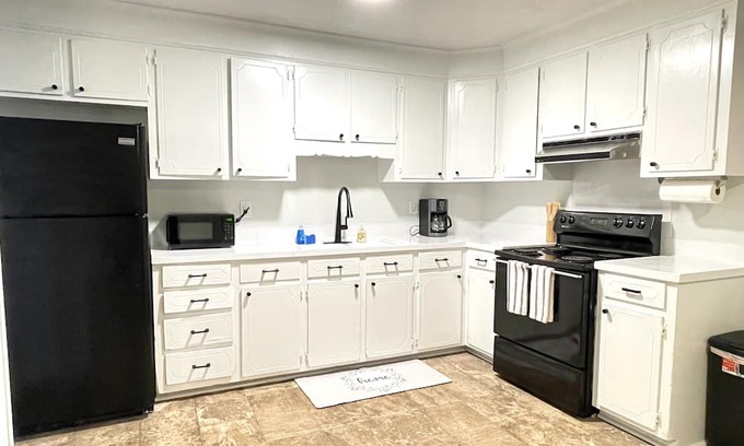 Ladson House | Relax in a Cozy 3BR Home with Spa and Breakfast Included