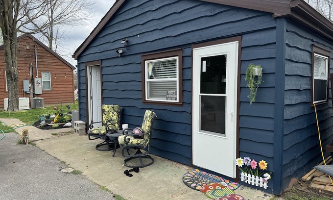 Monticello Cabin | Charming 1 Bedroom Cabin with Boat Slip & Breakfast Included