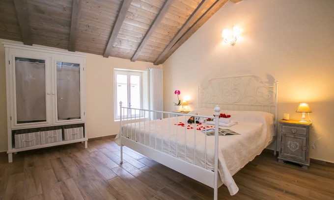 Naggio House | Ideal Vacation Home for 8 Guests in Scenic Plesio