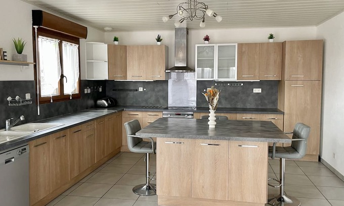 Les Pontets House | Relaxing Country Retreat with Hot Tub and Beautiful Garden