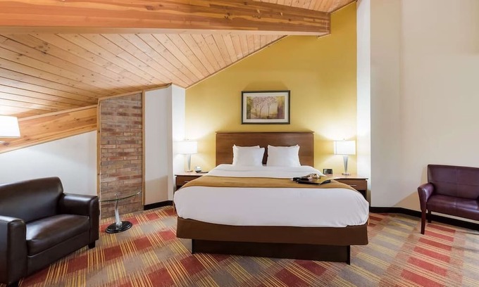 Hebron House | Family-Friendly Hotel with Pet Accommodations Near Midland Theatre