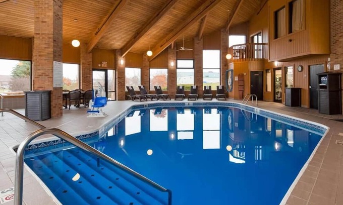 Hebron House | Ideal Stop for I-70 Travelers: Indoor Pool & Hot Tub