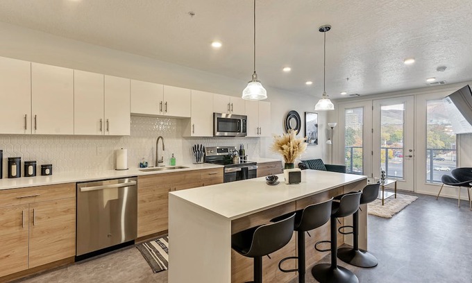 Lower Avenues Apartment | Top Floor Apartment with Scenic Views and Gym Access