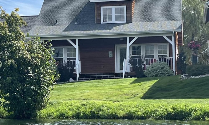 Dover Bay House | Family-Friendly Johnson House: Waterfront Bungalow Retreat