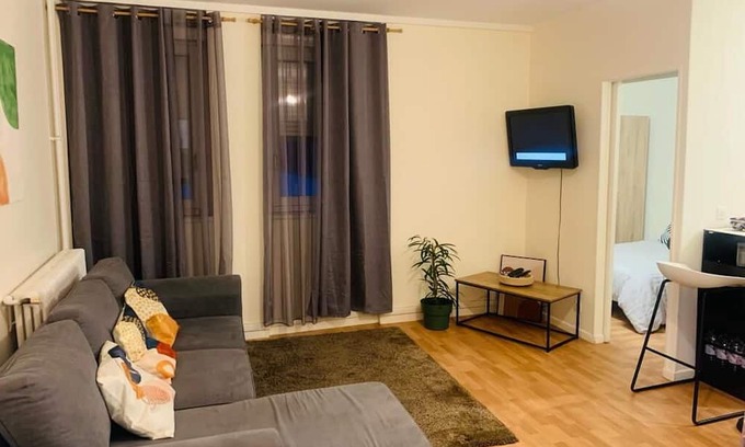 Faubourg de l'Arche Apartment | Cozy Apartment Near Paris: Ideal for Families