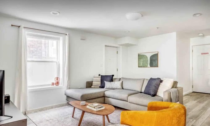 Union City Apartment | Modern 5BR Oasis: Family-Friendly Retreat Near NYC