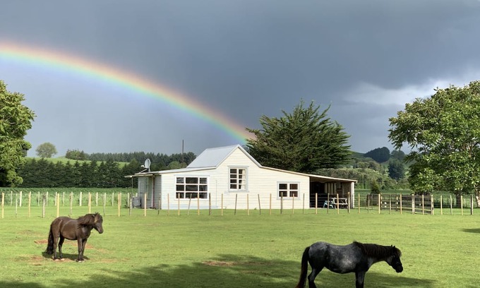 Kiwitea Cottage | Scenic Cliff Top Cottage Near SH1 - Family Friendly Retreat