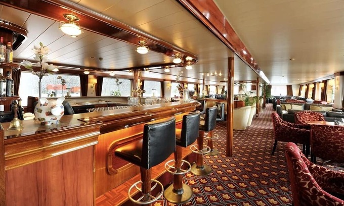 Golzheim Boat Rental | Elegant Stay at MS Rembrandt van Rijn with Family Amenities