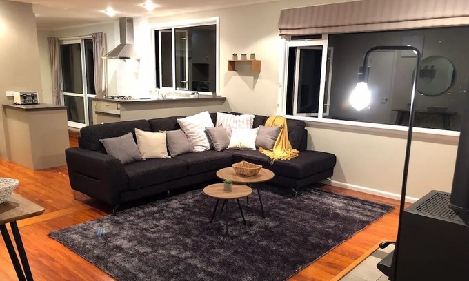 Oamaru House | Enjoy Family-Friendly Comfort at The Sea View BnB