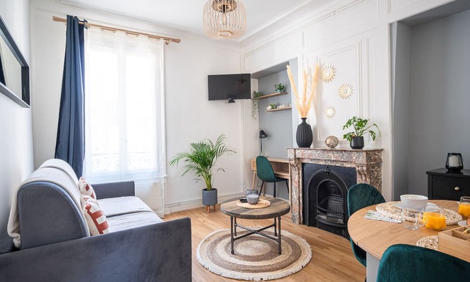 Cote Ouest Ormeaux Apartment | Convenient Apartment Steps from Train Station and Tram