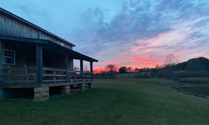 Jamestown Cabin | Inviting 2-Bedroom Cabin with WiFi & AC in Jamestown
