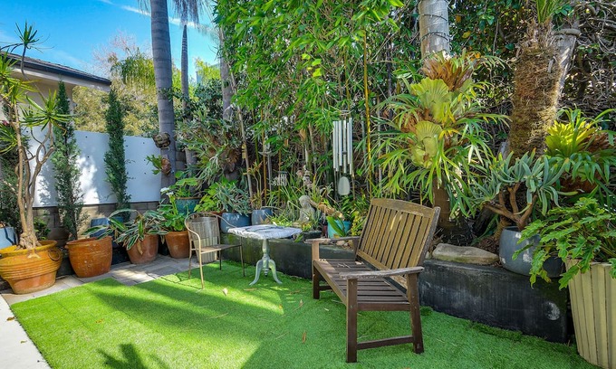 Santa Monica Canyon Apartment | Stylish Santa Monica Studio Steps from the Beach