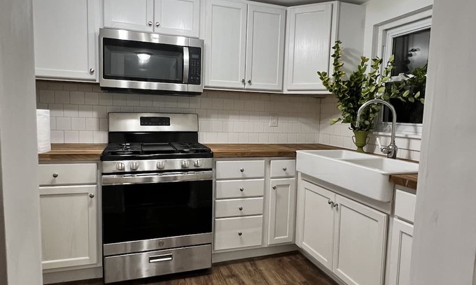 Gracewood House | Masters Rental: Family-Friendly with Breakfast Included