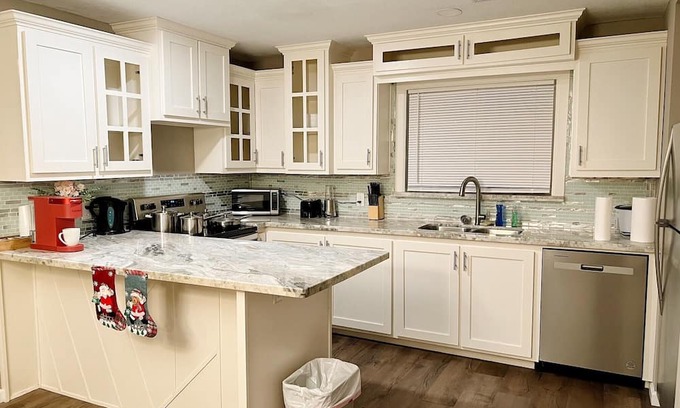 Orange House | Inviting 1-Bedroom Stay in Central Orange with WiFi & AC