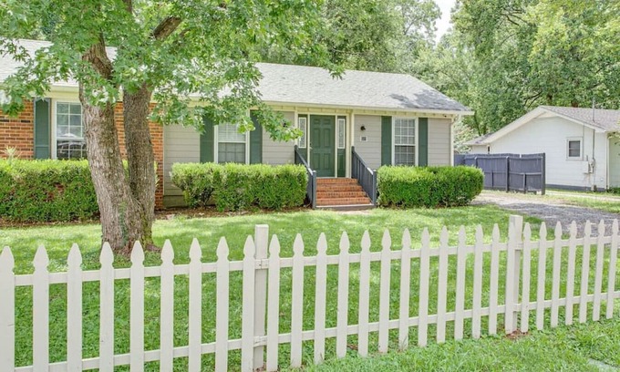 Murfreesboro House | Pet-Friendly Sunset Cottage: Cozy 2-Bedroom Retreat