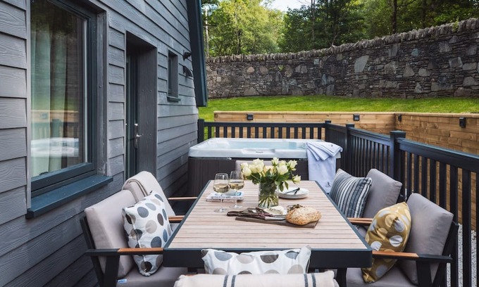Arrochar Cottage | Relax at Ardlui Retreat Lodge with Spa & Hot Tub Amenities