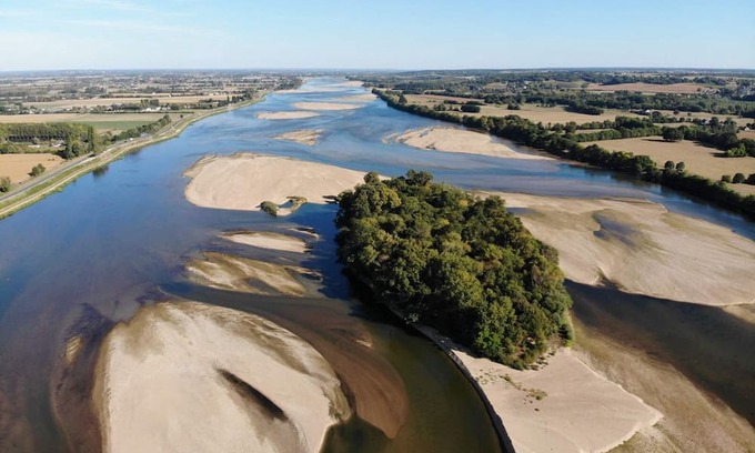 Saint-Remy-la-Varenne House | Scenic Country House Renovation by the Loire River