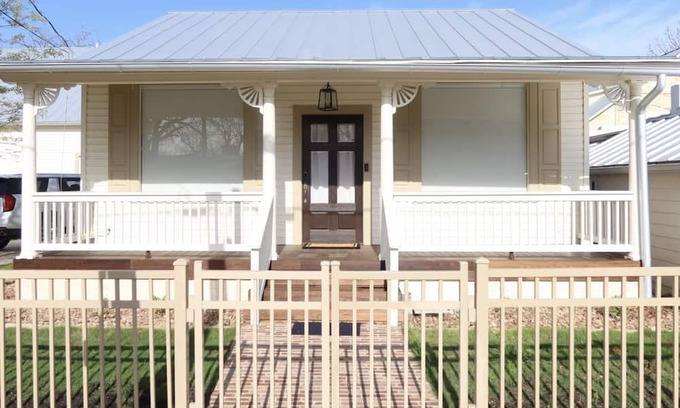Comfort Cottage | Discover Family-Friendly Comfort at The Stay on Seventh