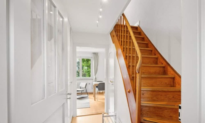 Wiedikon Apartment | Versatile Home with Kitchen for Weekly/Monthly Stays