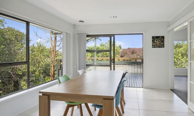 Chatswood House | Central Haven - Auckland Holiday Home