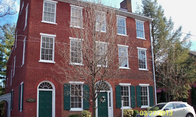 Marietta Bed & Breakfast | Family-Friendly Ascot Bed & Breakfast for Up to 16 Guests