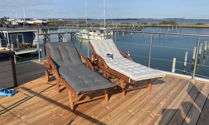 Kragenæs Boat Rental | Unique Hausboot Moby Chic with Spacious Dachterrasse