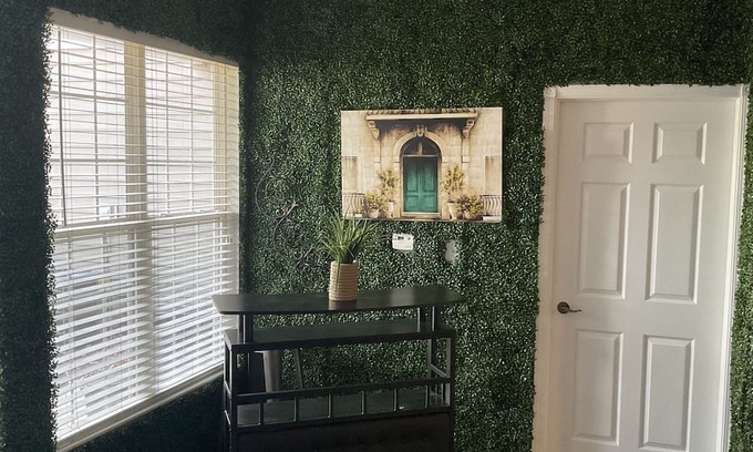 Roselawn Finance House | Stylish 1-Bedroom Apartment with Pool and Fitness Center