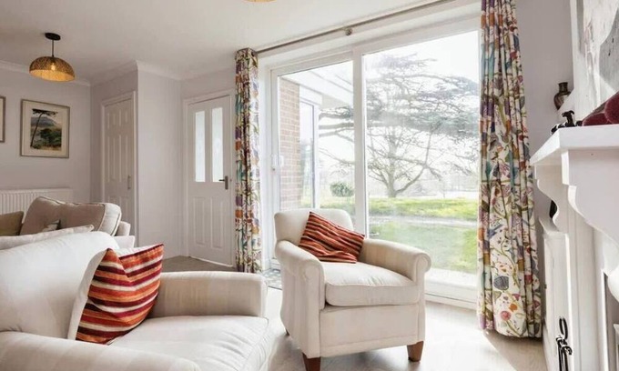 Cheltenham House | Elegant 3BR Cheltenham House with Family-Friendly Amenities