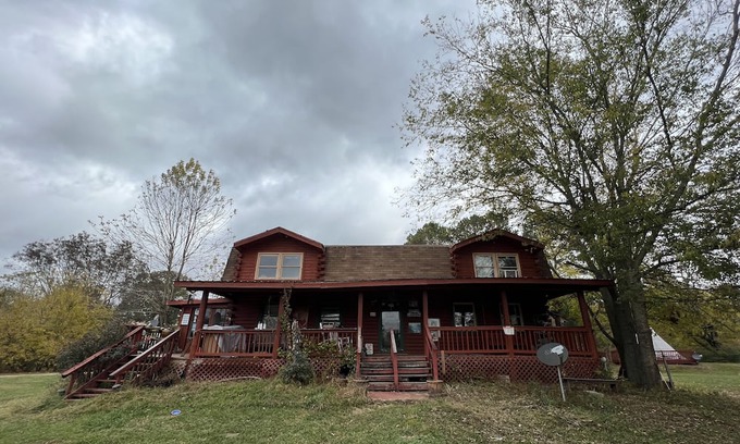 Mc Caskill Resort | Delightful Diamond Glamping - Family-Friendly Log House