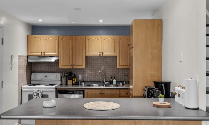 The Beaches Apartment | Cozy Beachside Retreat - Steps to Sand & Near Historic Sites