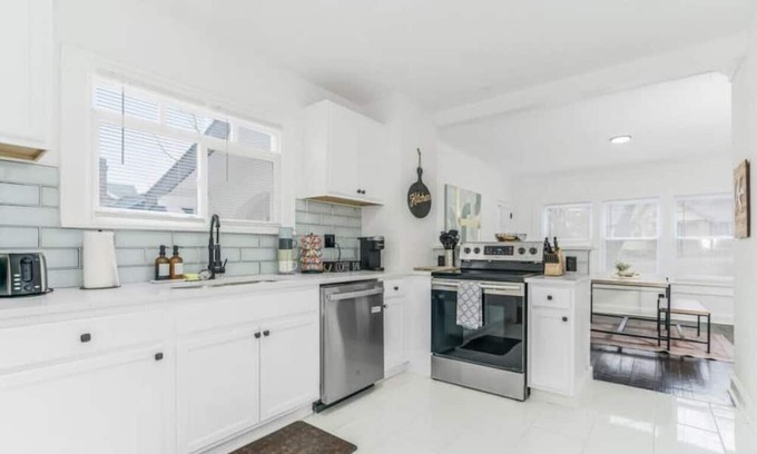 Kansas City House | Ideal Retreat for Large Groups with Kitchen & Pet-Friendly Options