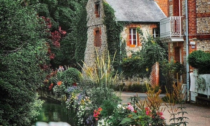 Saint-Martin-aux-Arbres Other | Discover Les Séquoias Géants: Comfort and Breakfast Included