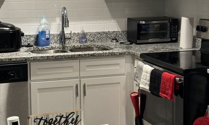 Raleigh Apartment | Ideal Location Near Crabtree Valley Mall & Wake Med