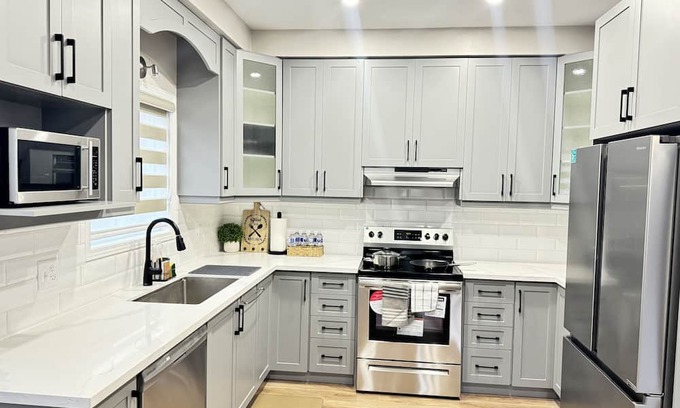 Kitchener House | Stylish Private Home Near Sunrise Shopping Complex
