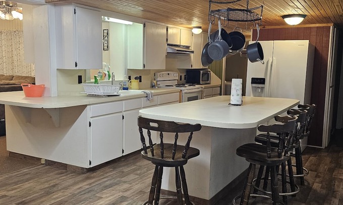 Geneva House | Inviting 3-Bedroom House in Hemphill with WiFi & Spa